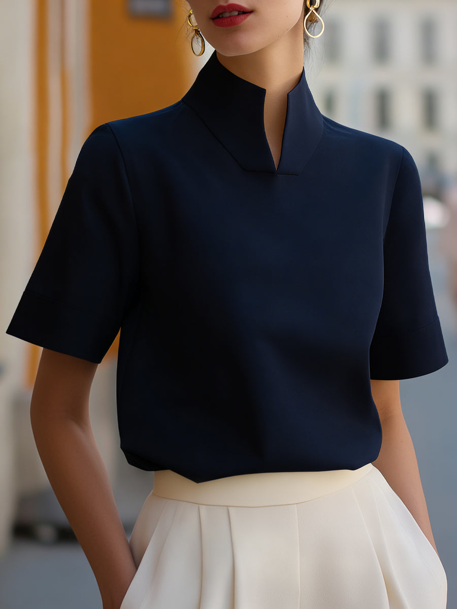 Blouse structurée minimaliste à col montant