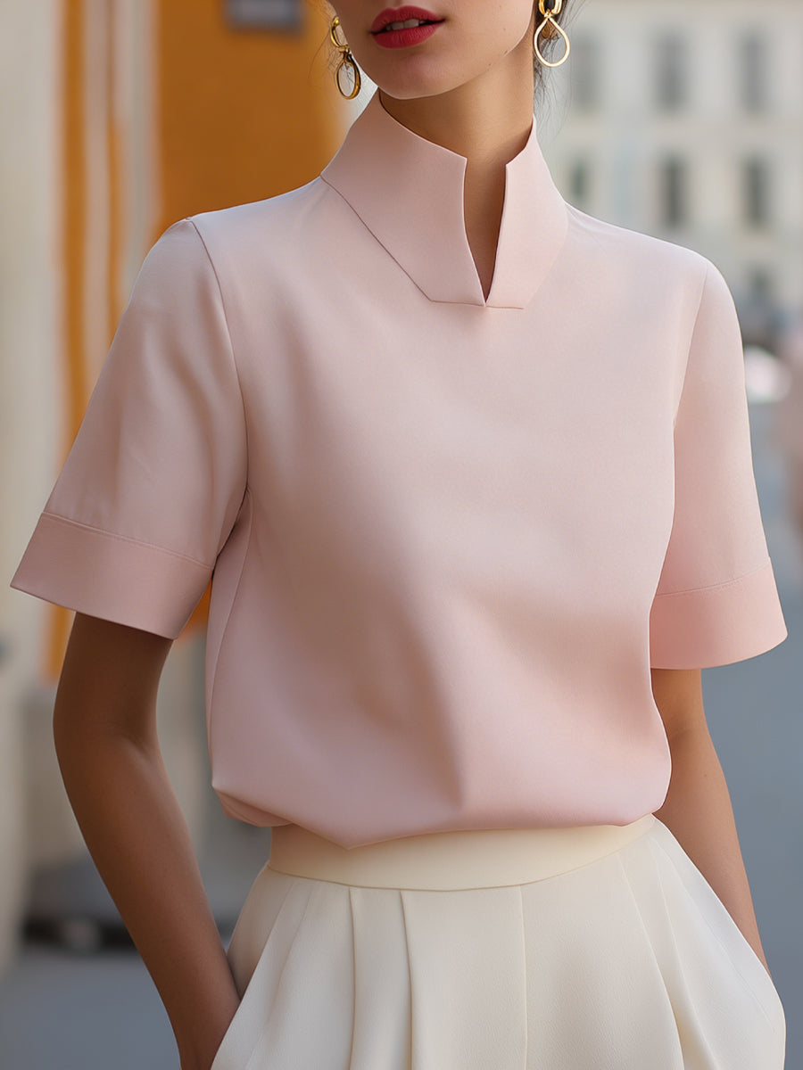 Blouse structurée minimaliste à col montant