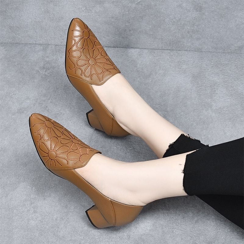 Escarpins brodés en cuir souple